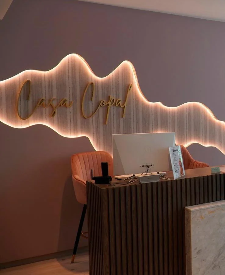 Casa Copal Skin & Care - Recepción iluminada
